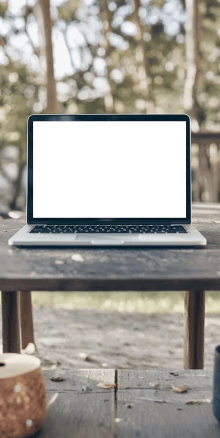 写真:木漏れ日の中のPC